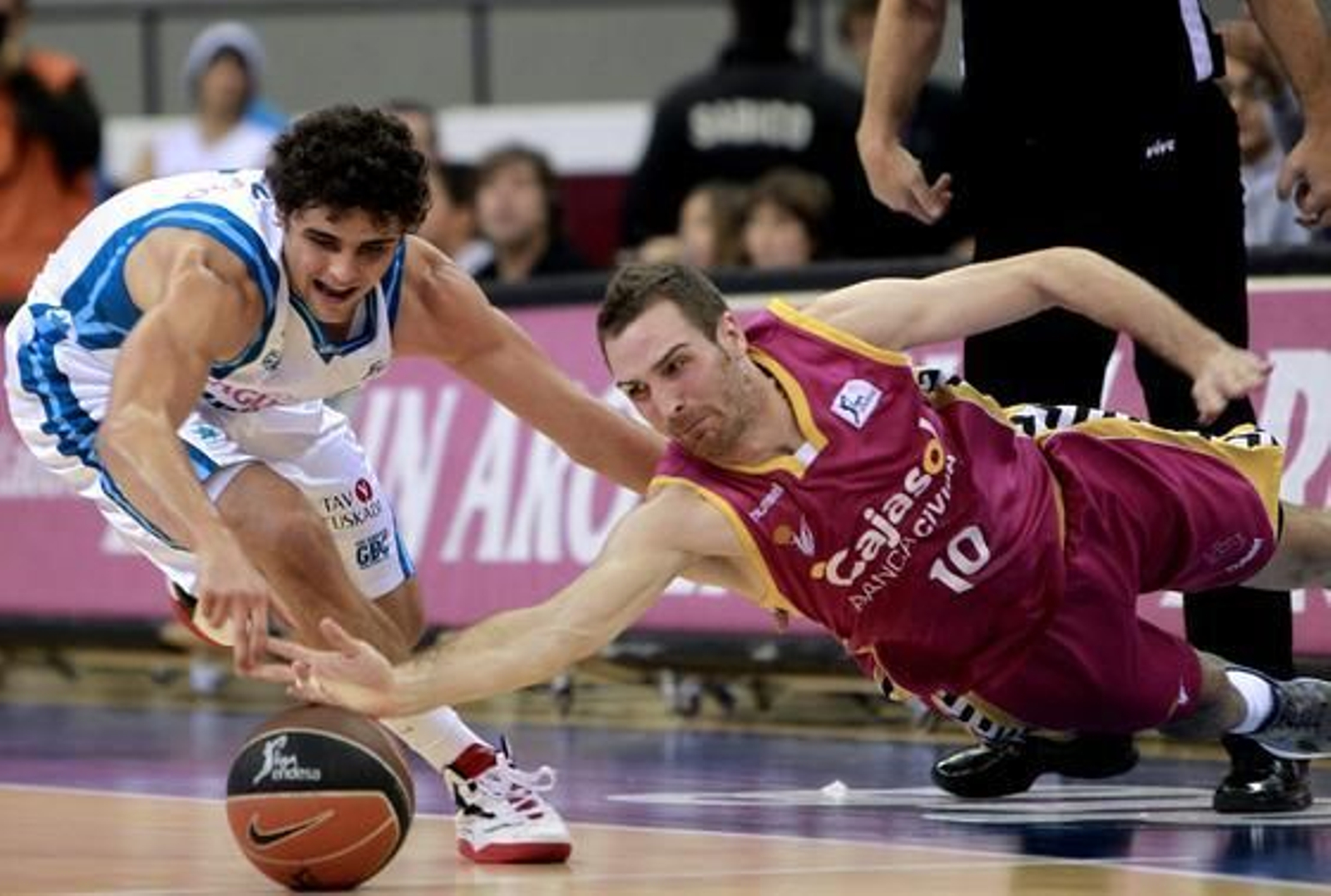 Urtasun en la pugna por un balón ante Neto.

Foto: EFE