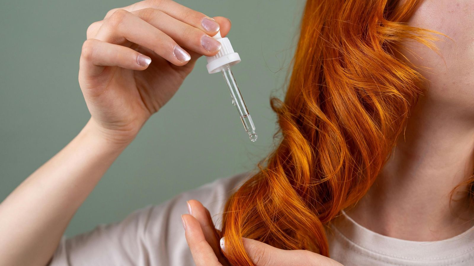 Aplica un protector solar en el cabello para prevenir su caída.