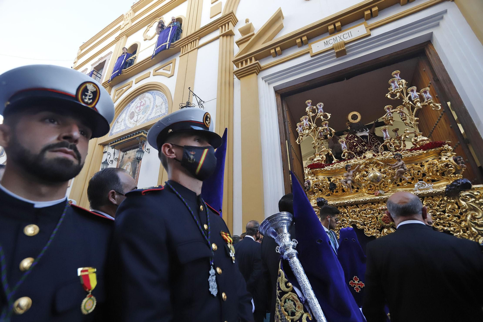 Imágenes de la estación de penitencia de la Hermandad de La Esperanza de Huelva