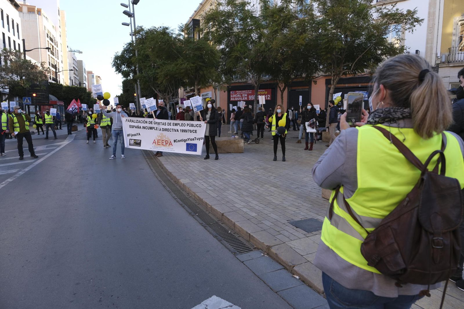 Más de medio centenar de trabajadores interinos de las administraciones almerienses en Puerta Purchena esta misma tarde.
