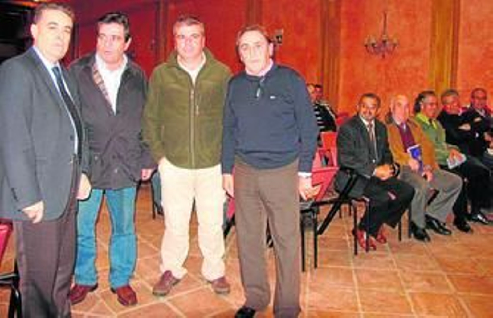 Francisco Bella - a la izquierda-, junto a los representantes de los cazadores almonteños.
