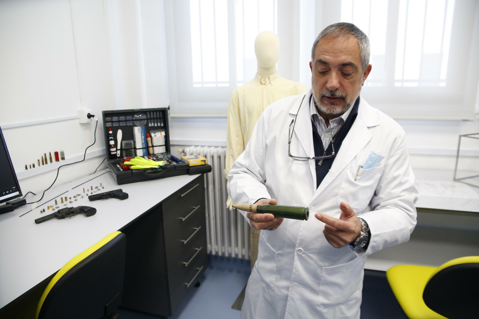 Fotos: así es por dentro el laboratorio para resolver crímenes de la UGR en Granada