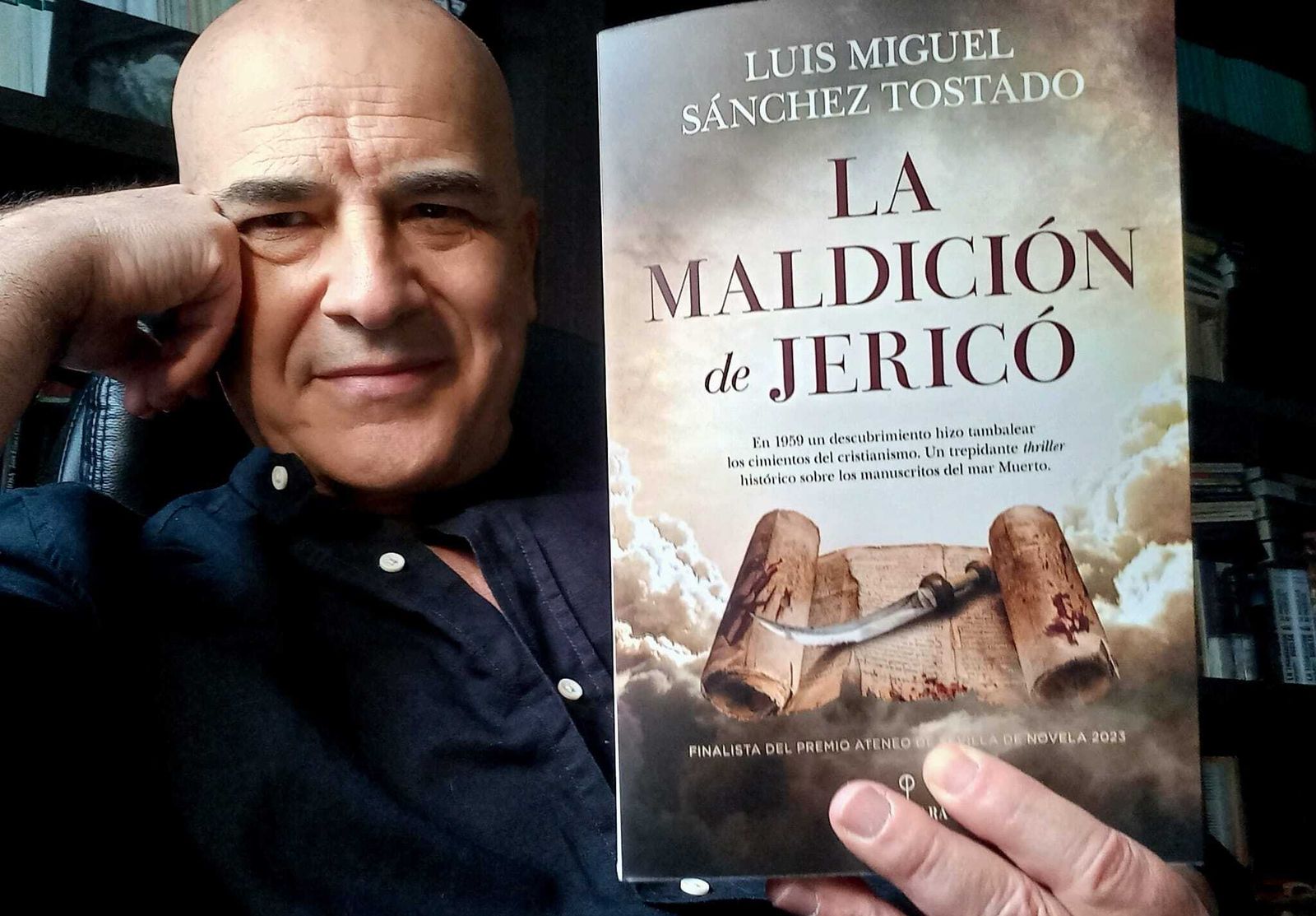 El autor jiennense Luis Miguel Sánchez Tostado junto a su nueva creación literaria.