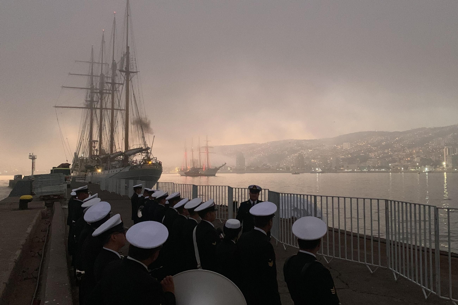 Las imágenes de la llegada del 'Elcano y la Princesa Leonor a Valparaíso