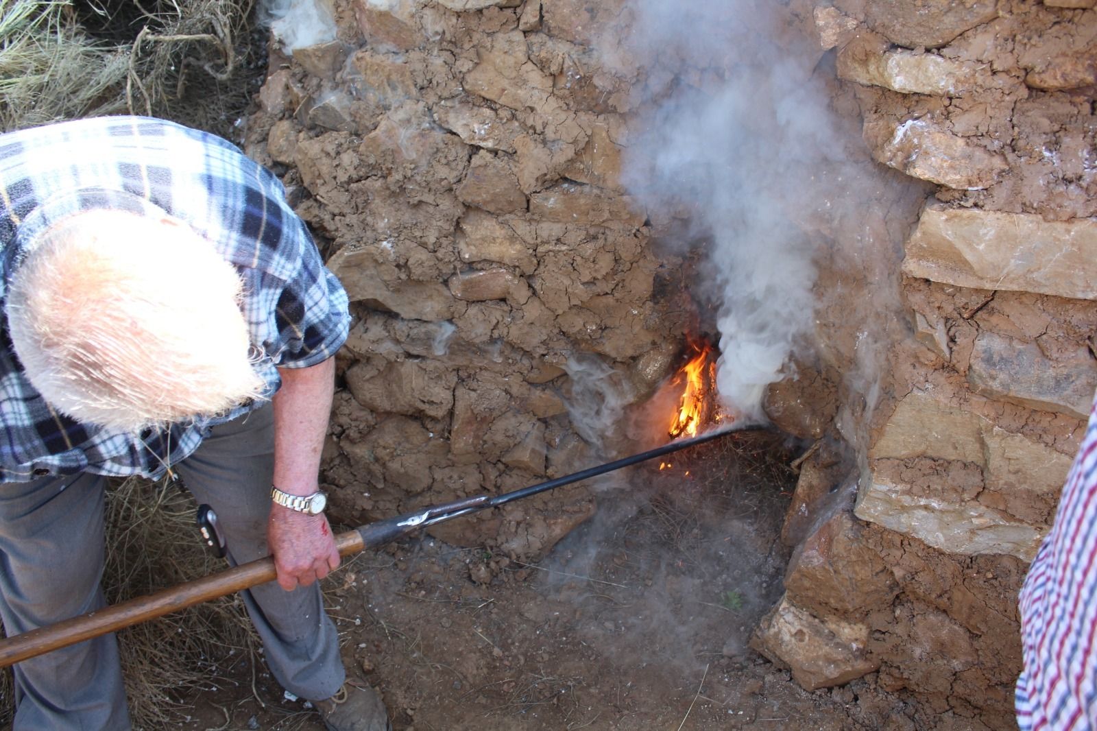 Un voluntario prendiendo la calera de Cuesta Borrego, en Mijas.