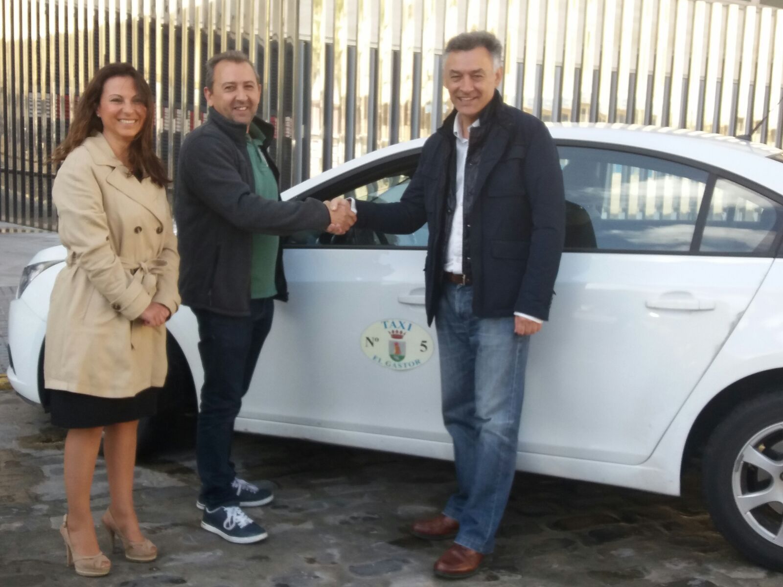 El delegado de Fomento, junto a la alcaldesa de El Gastor y uno de los taxistas del pueblo, que suscriben el acuerdo.