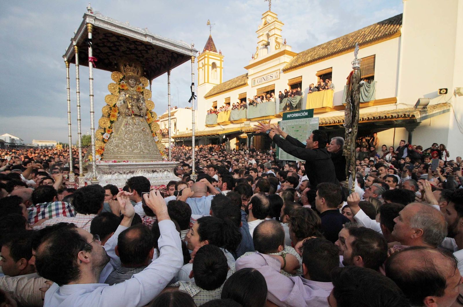 Las imágenes de la procesión de la Virgen del Rocío por la aldea en el Lunes de Pentecostés