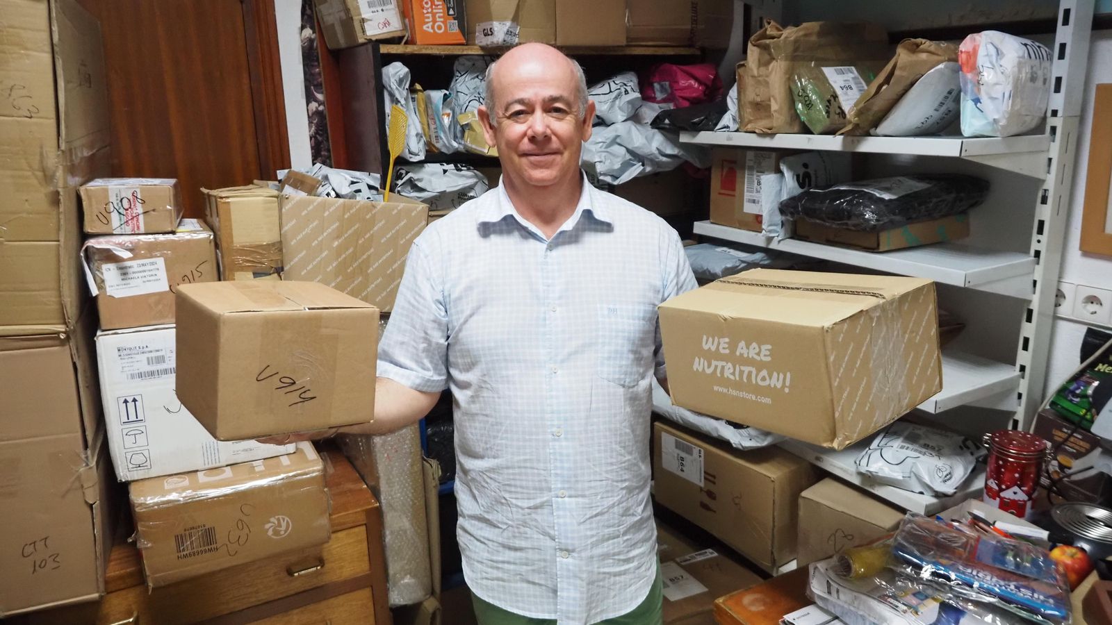 El establecimiento Mi Morena, en Fuengirola, recepciona paquetes de numerosas empresas logísticas. El establecimiento Mi Morena, en Fuengirola, recepciona paquetes de numerosas empresas logísticas.