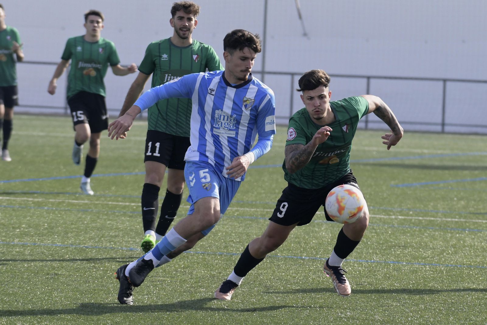 Una acción del choque entre Huétor Vega y Atlético Malagueño