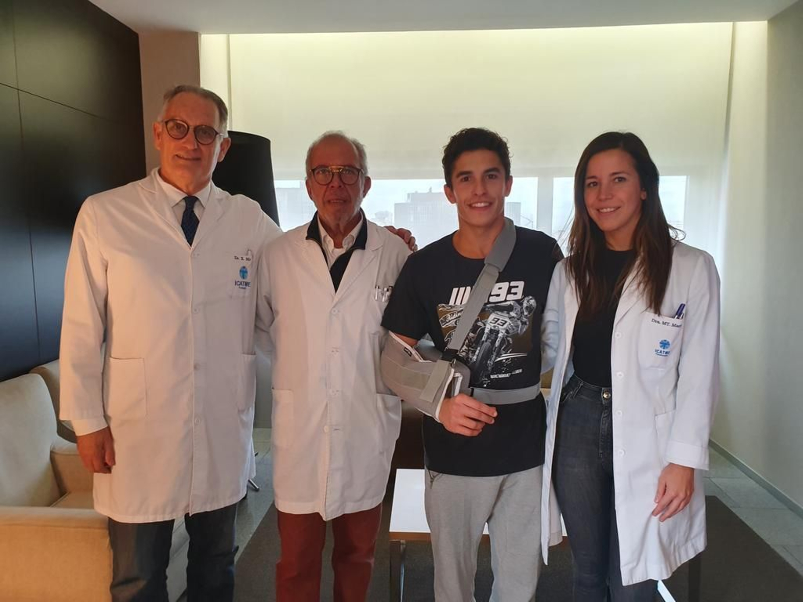 El doctor Mir -izquierda- junto al equipo médico que operó a Márquez del hombro derecho en diciembre de 2019.