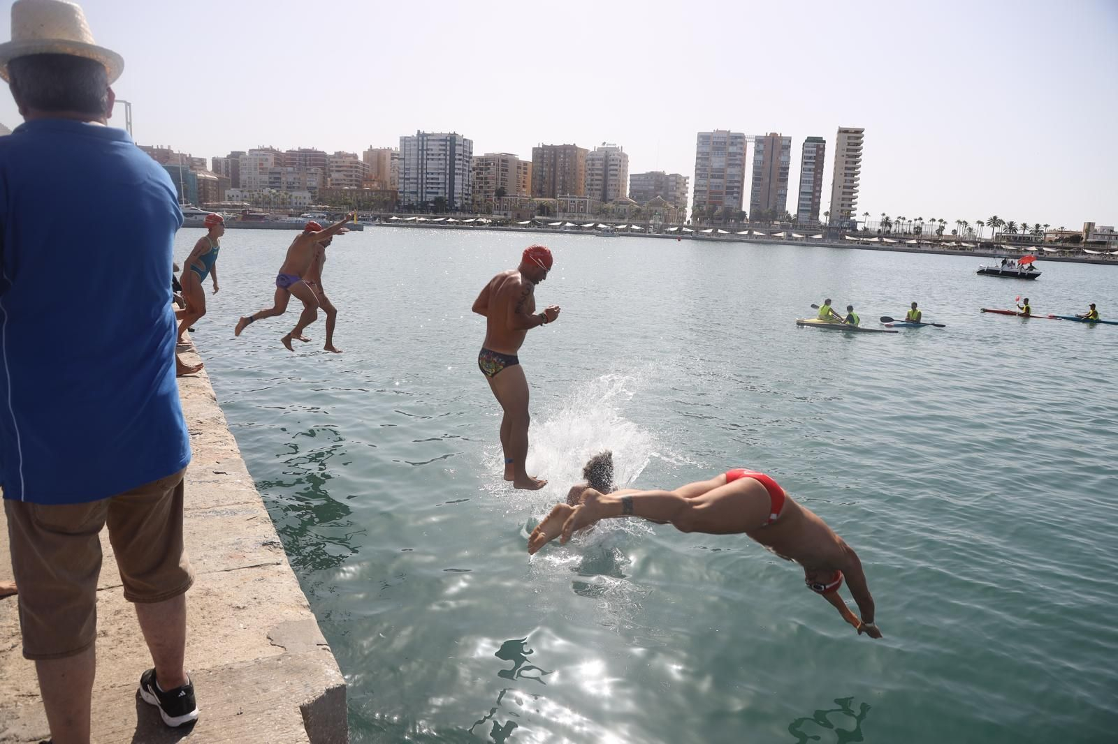 La travesía a nado del puerto de Málaga, en imágenes