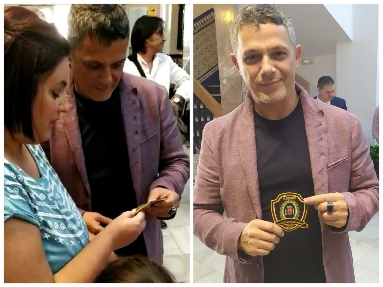 Alejandro Sanz recibe el escudo solidario de manos de Patricia Gil.