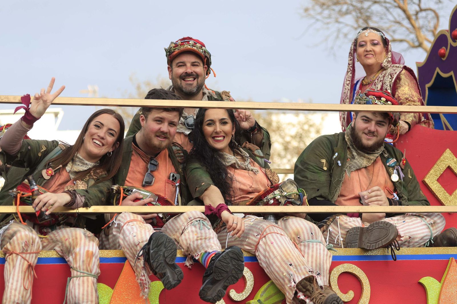 Búscate en las fotos del pasacalles del Carnaval de Tarifa 2026