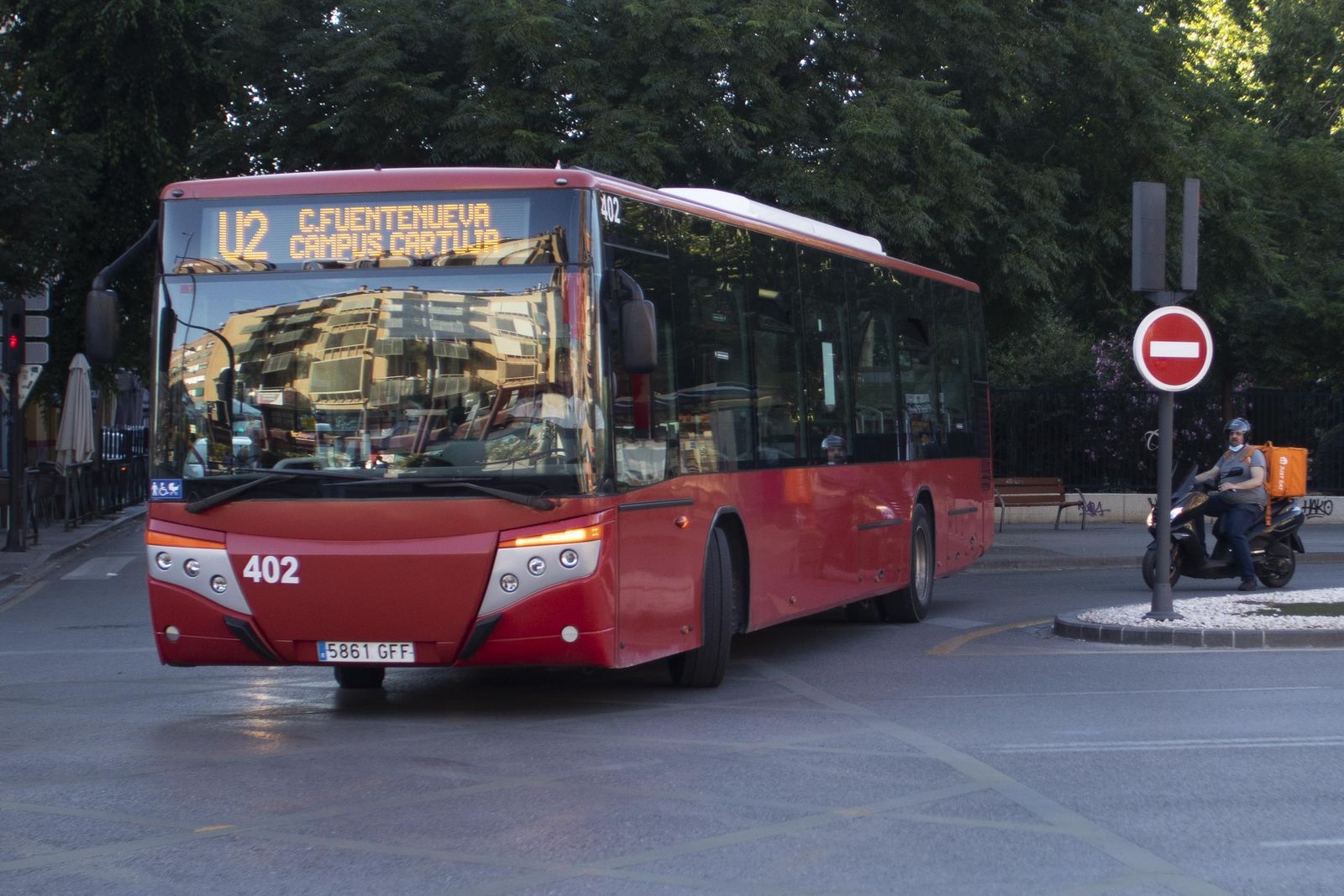Autobús de línea universitaria.