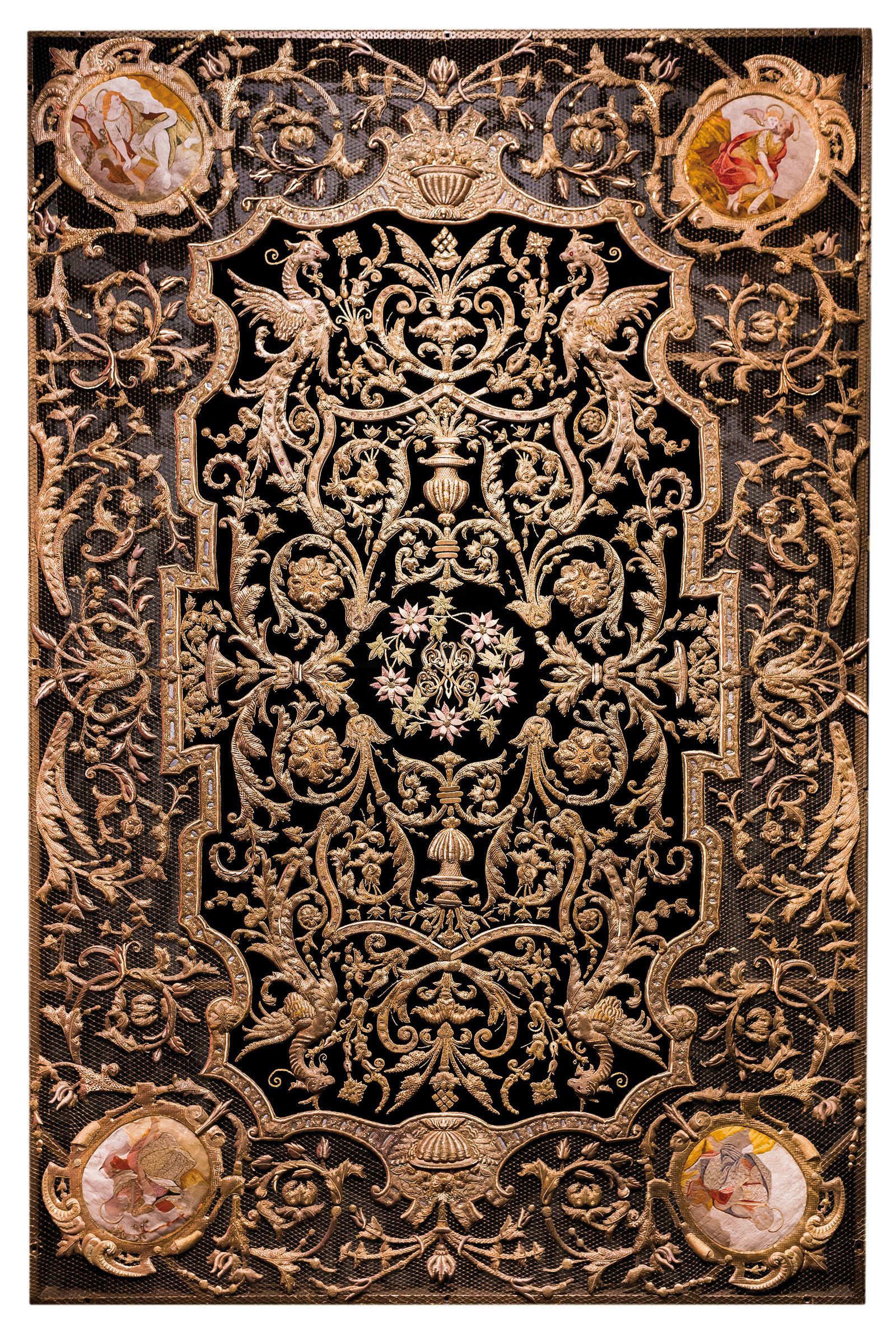 Techo de palio de la Esperanza de Triana, (malla), techo de palio del Calvario (antiguo de cajón), techo de palio de las Penas (estilo más vanguardista) y techo de palio de Cena (estilo romántico)