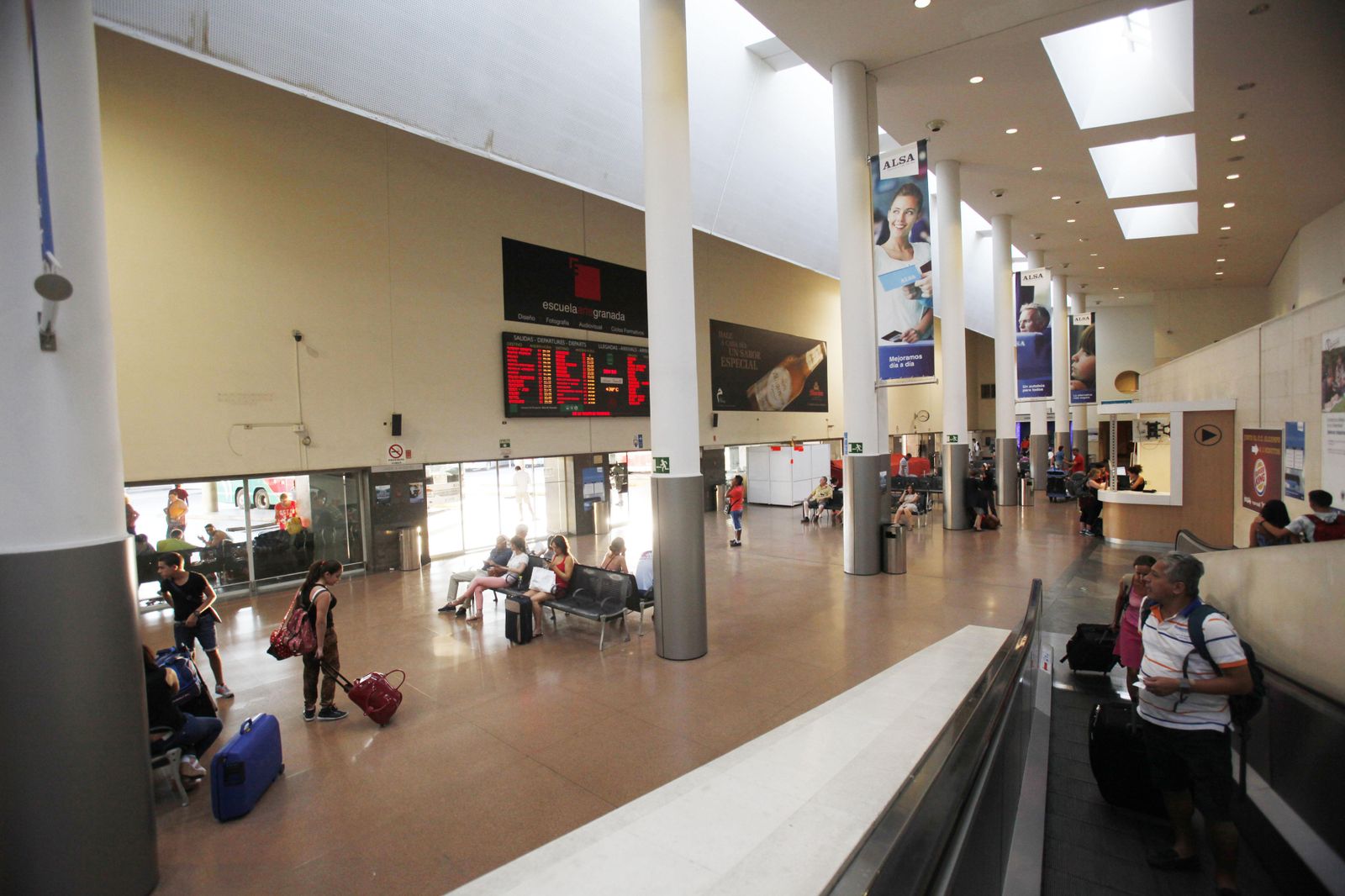 Interior de la estación de autobuses de Granada.