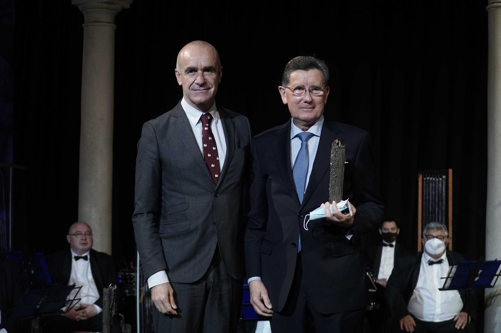 El alcalde con el hermano mayor de Pasión en la entrega de los premios Gota a Gota de Cajasol