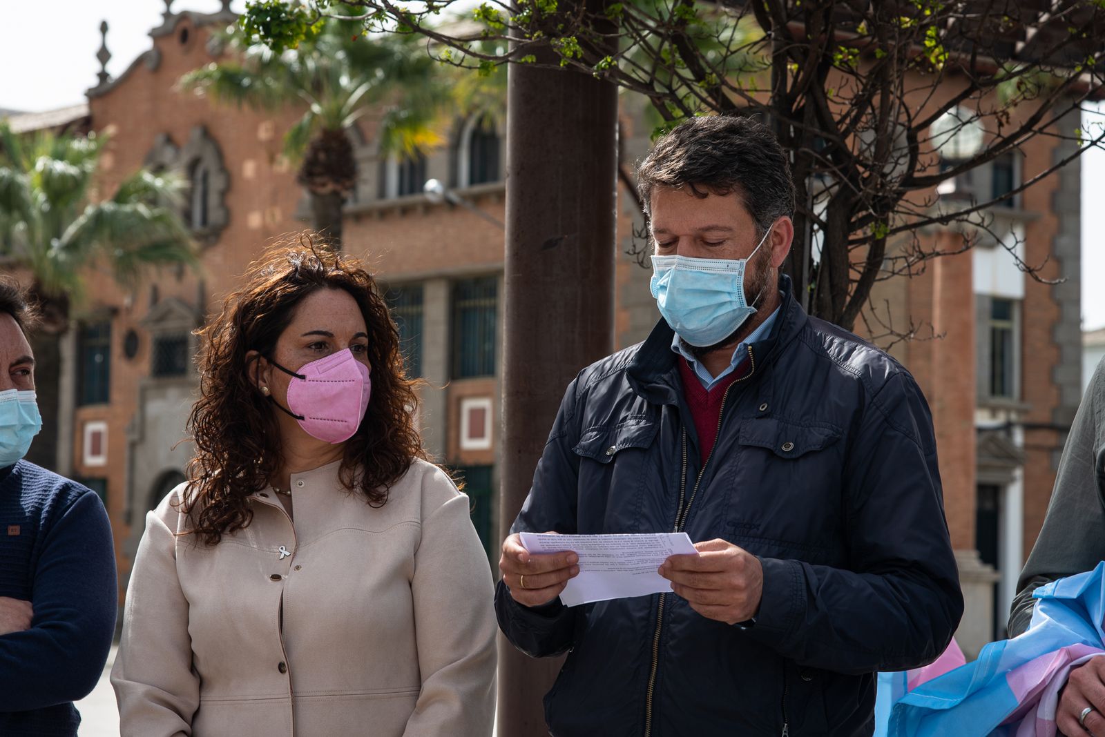 Imágenes de la inauguración del banco trans en Huelva