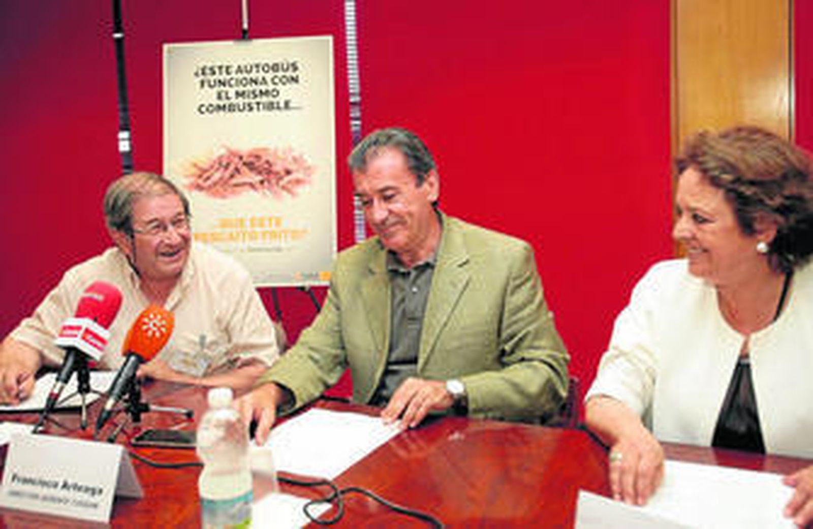 Valeriano Ruz (Ctear), Francisco Arteaga (gerente de Tussam) y Carmen Castreño (presidenta de Tussam), ayer.