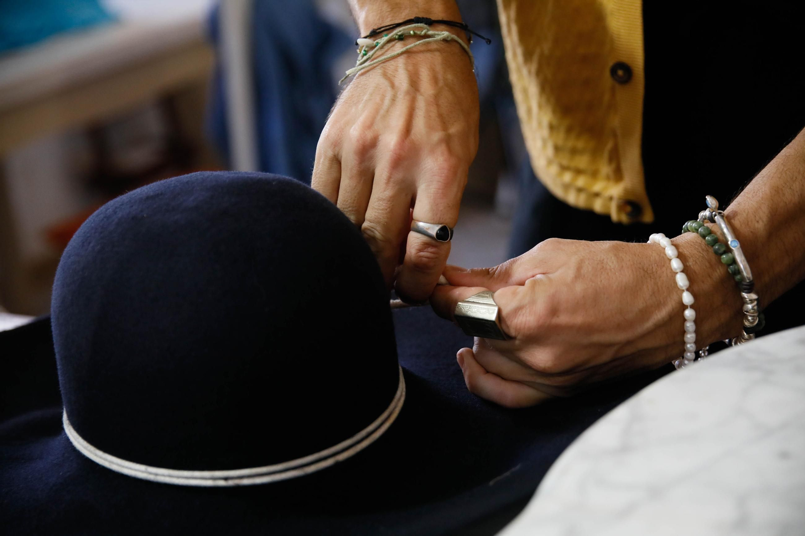 Imágenes del proceso creativo en sombreros de Alejandro Mateo