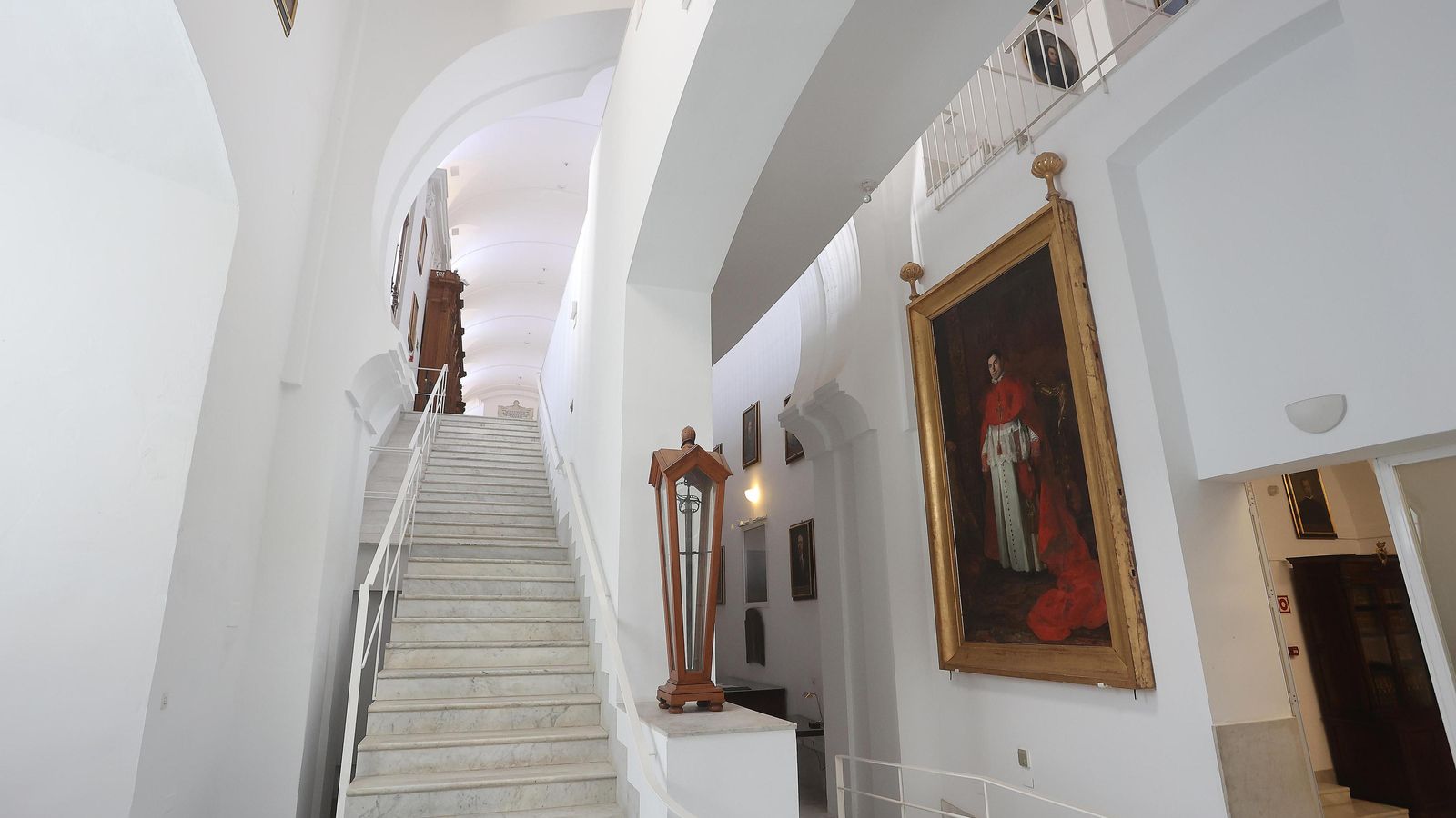 La entrada se realiza a través de un arco de herradura almohade.