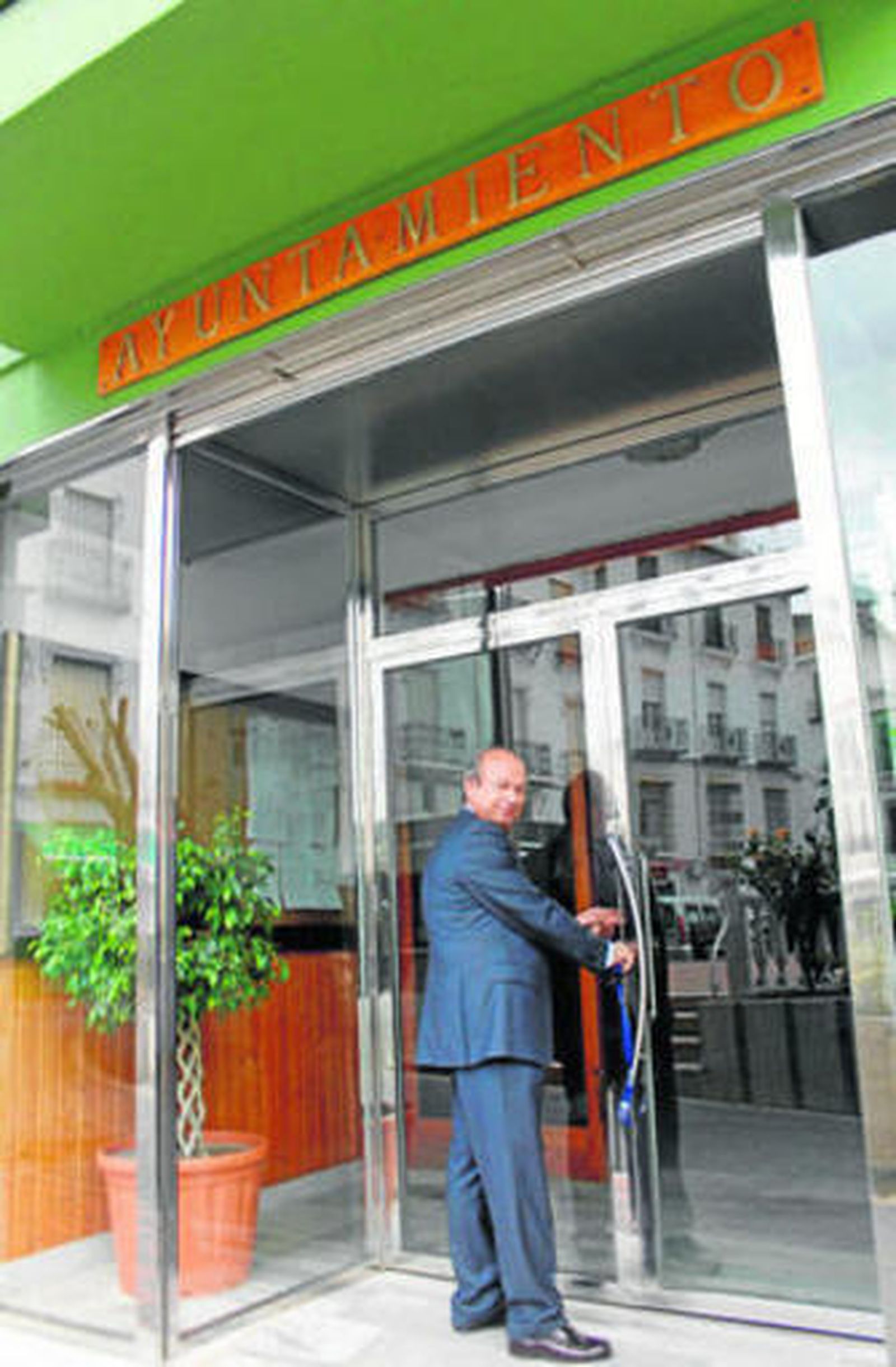 El actual alcalde afrontará en once días una moción de censura.