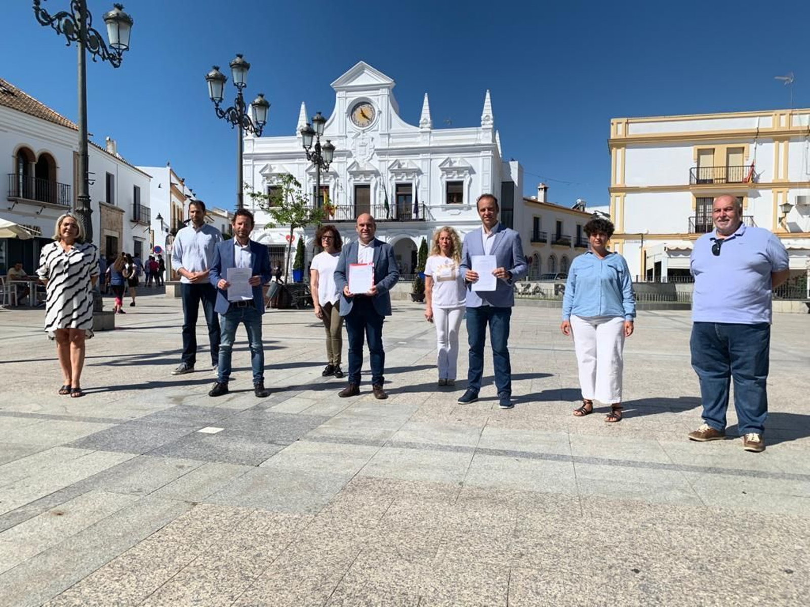 Los concejales de las tres formaciones que presentaron la moción de censura en la mañana de ayer en Cartaya.