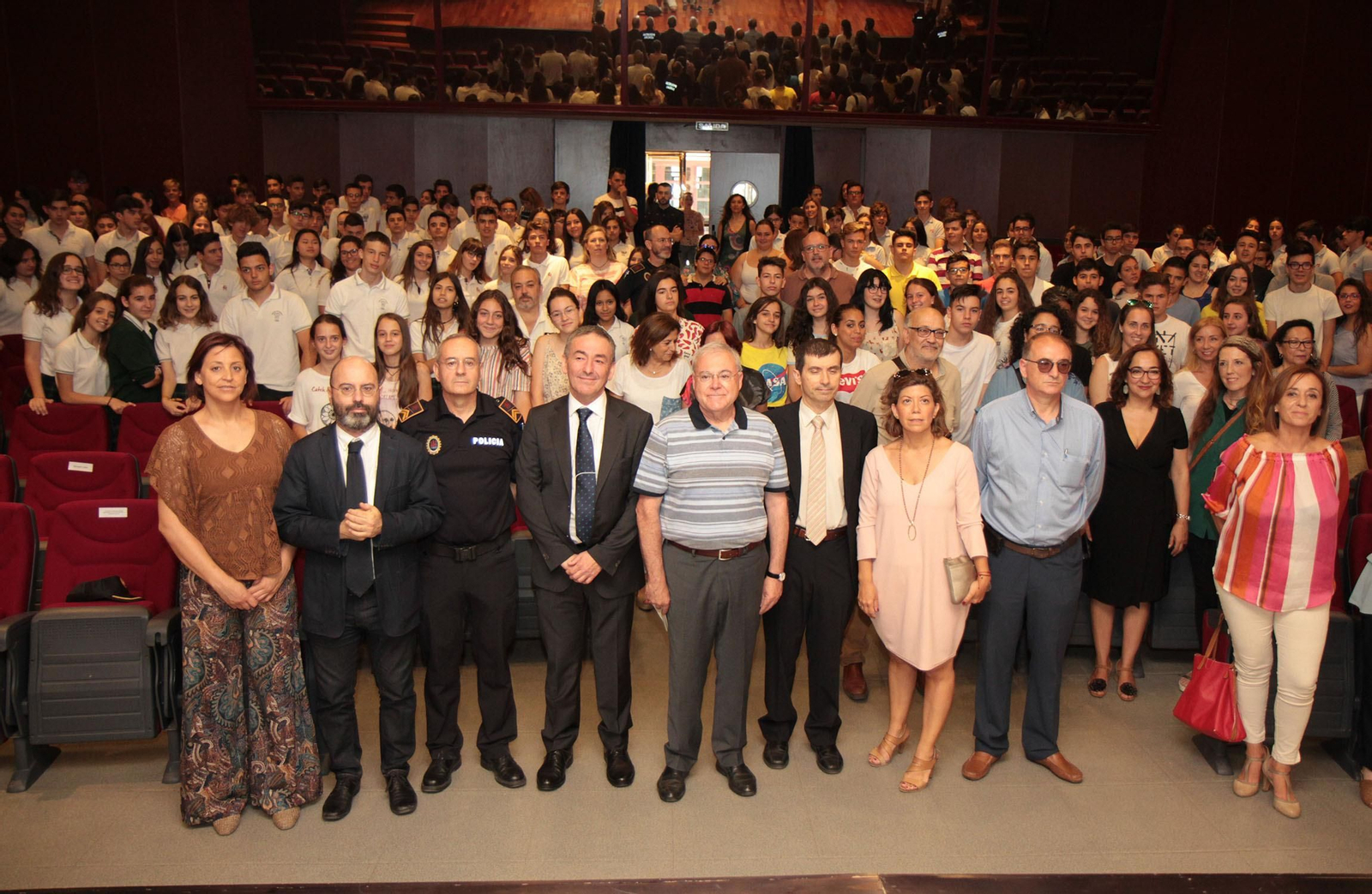 Representantes institucionales y de los centros educativos premiados, ayer en el Rectorado.