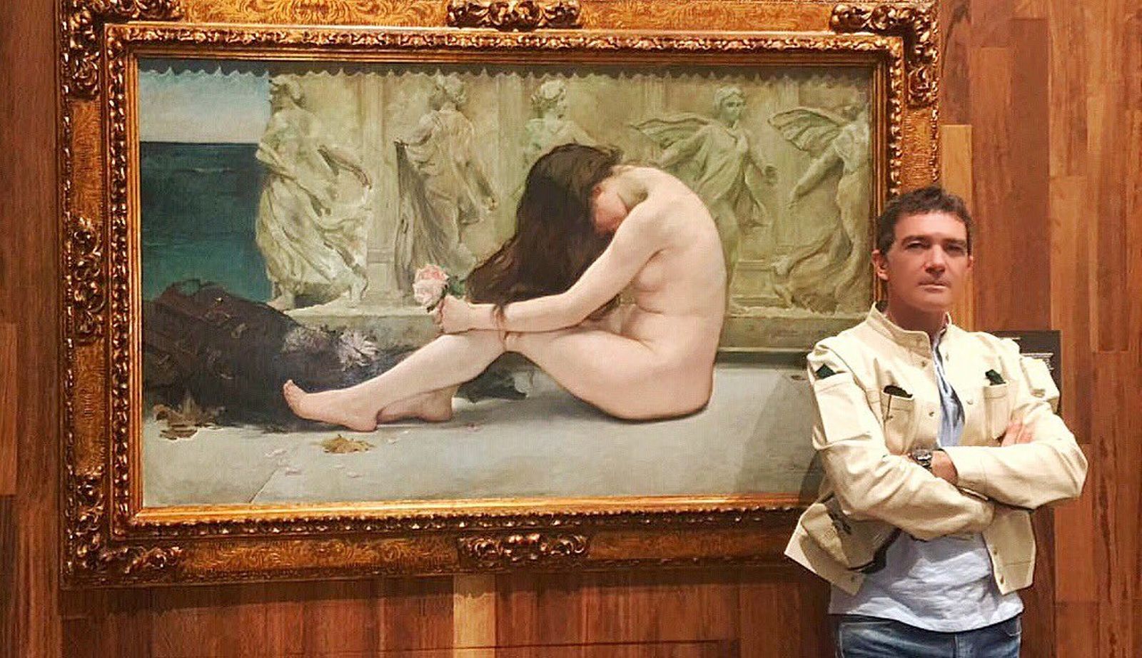 Banderas posa junto a una de las obras del Museo de Málaga