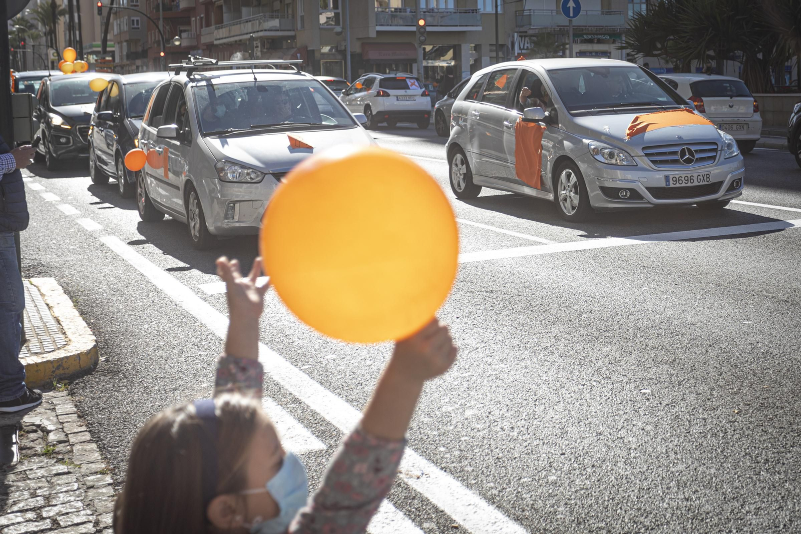 Imágenes de la caravana de coches en Cádiz contra la Ley Celaá