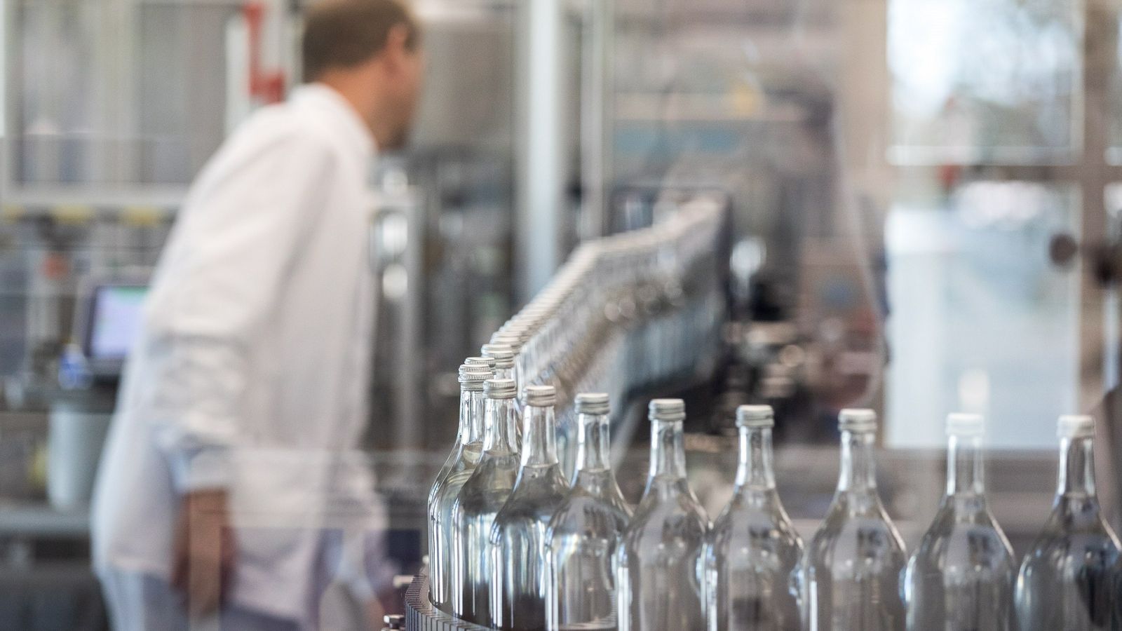 Un trabajador en la planta embotelladora del agua de Vilajuïga.