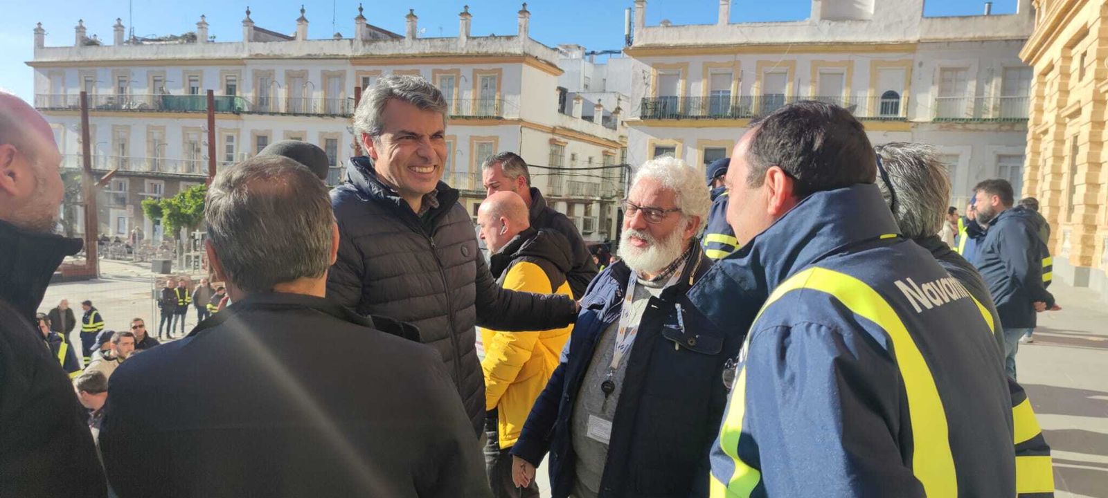 El portavoz  y candidato de AxSí, Fran Romero, conversa con algunos de los trabajadores durante la protesta llevada a cabo a las puertas del Ayuntamiento isleño.