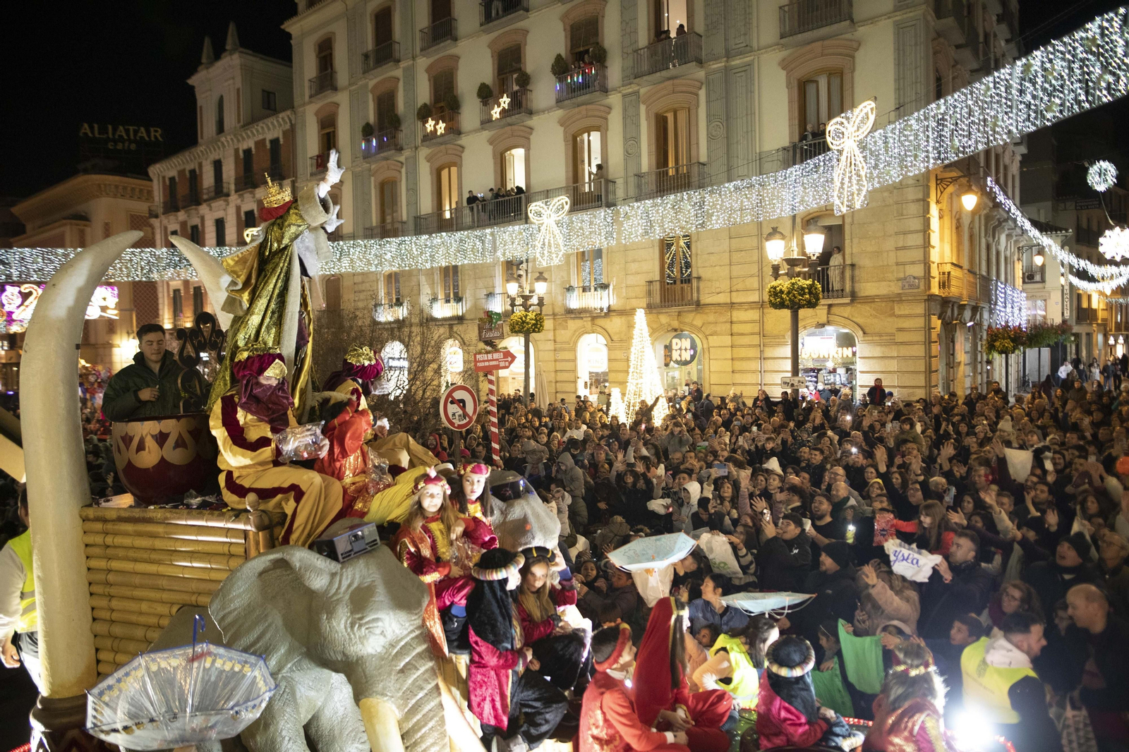Imagen de la cabalgata de Reyes Magos de 2023 a su paso por el Centro