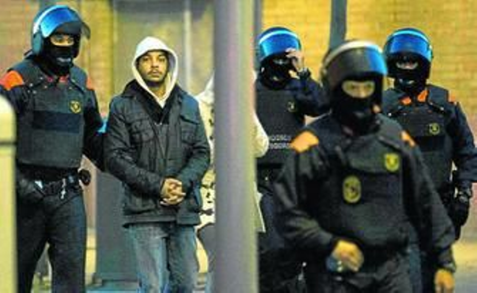 Uno de los detenidos en la redada de ayer en el barrio barcelonés de La Mina.