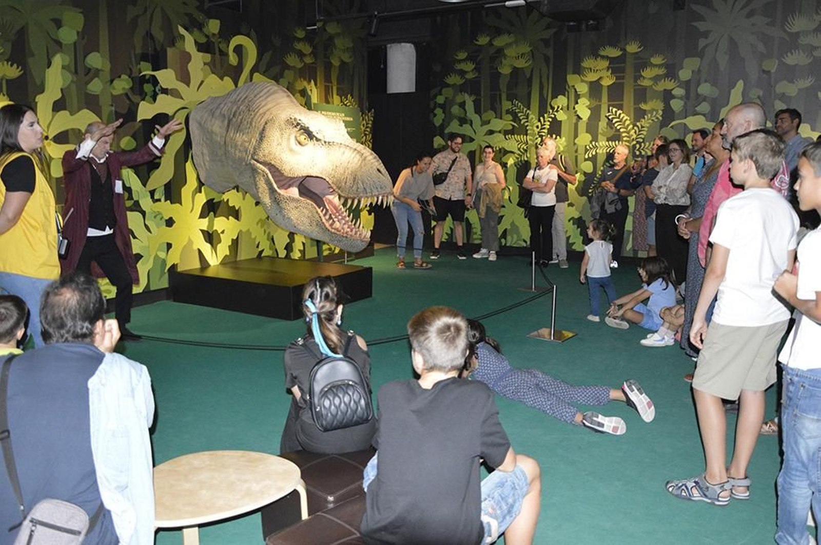 Richard Owen junto al T Rex de la exposición 'Cazadores de Dragones'
