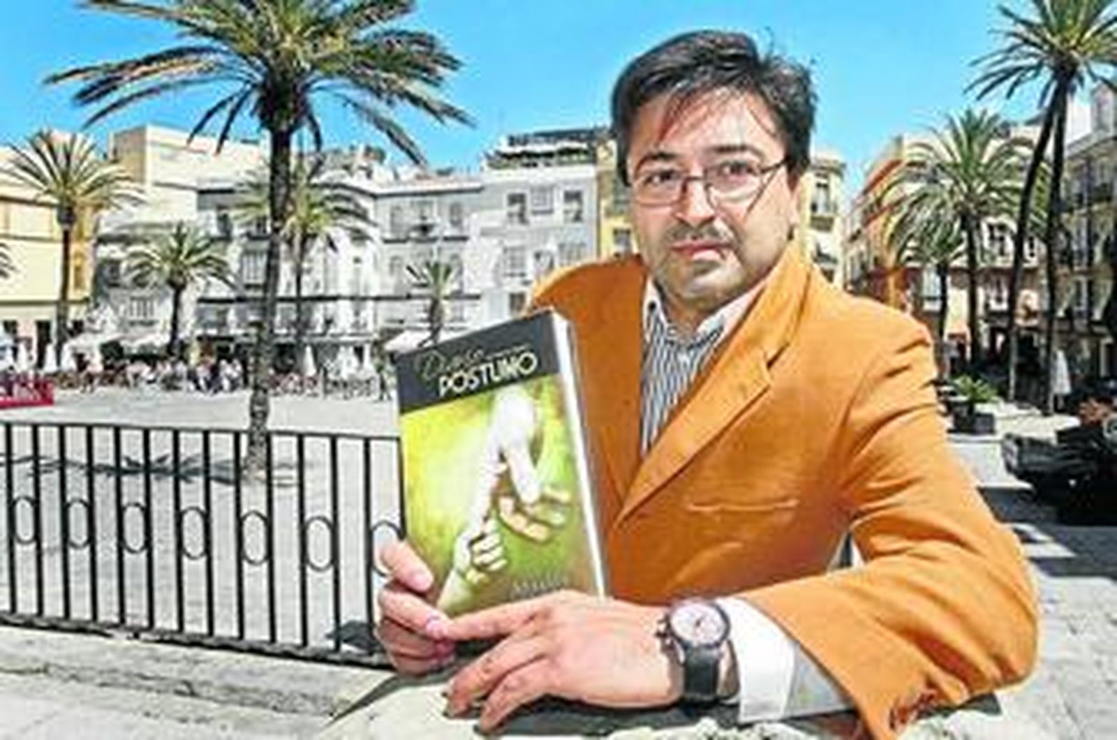 José Manuel Caballero, ayer con un ejemplar de su libro en la plaza de la Catedral.
