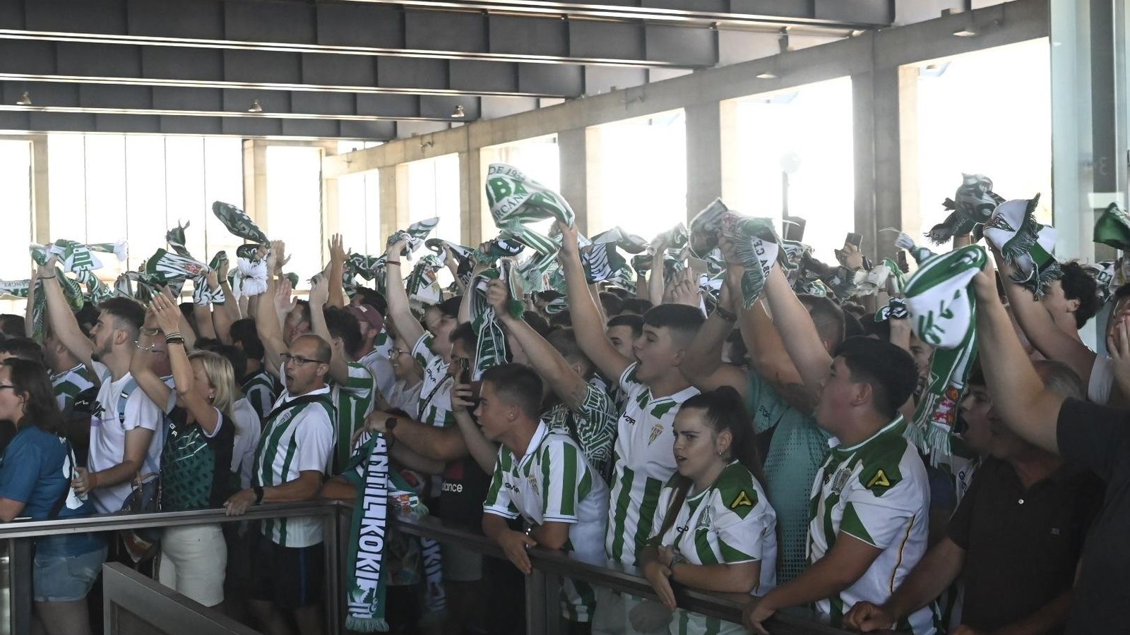 Los seguidores del Córdoba CF despiden, bufandas al viento, a sus jugadores en la Estación de Tren.