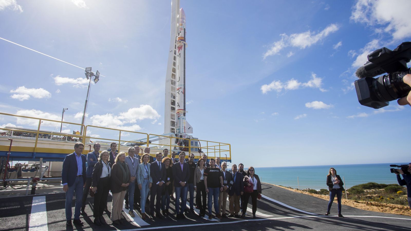 Pedro Sánchez y las autoridades provinciales junto al equipo de PLD Space.