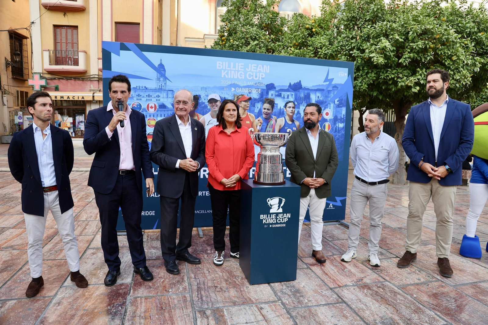 El alcalde De la Torre se anima a jugar con Conchita Martínez en la presentación de la BJKC