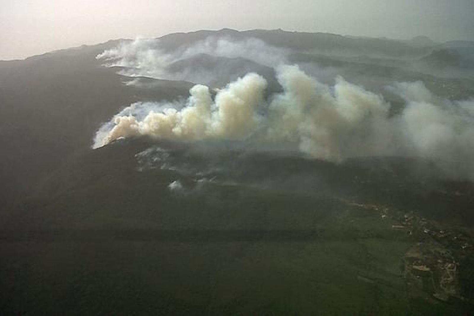 Imagen cedida por la Guardia Civil del incendio forestal que se inició en La Gomera.

Foto: EFE