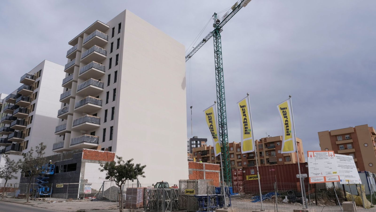 El edificio de VPO de Almería XXI junto a Carrefour.