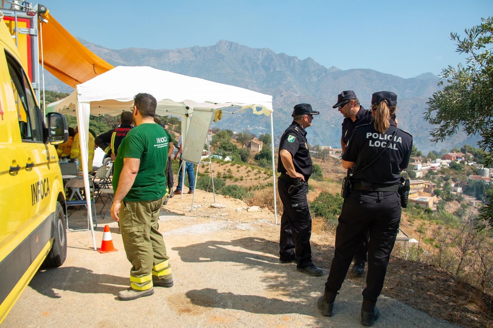 El trabajo para controlar el incendio de Almuñécar, en imágenes