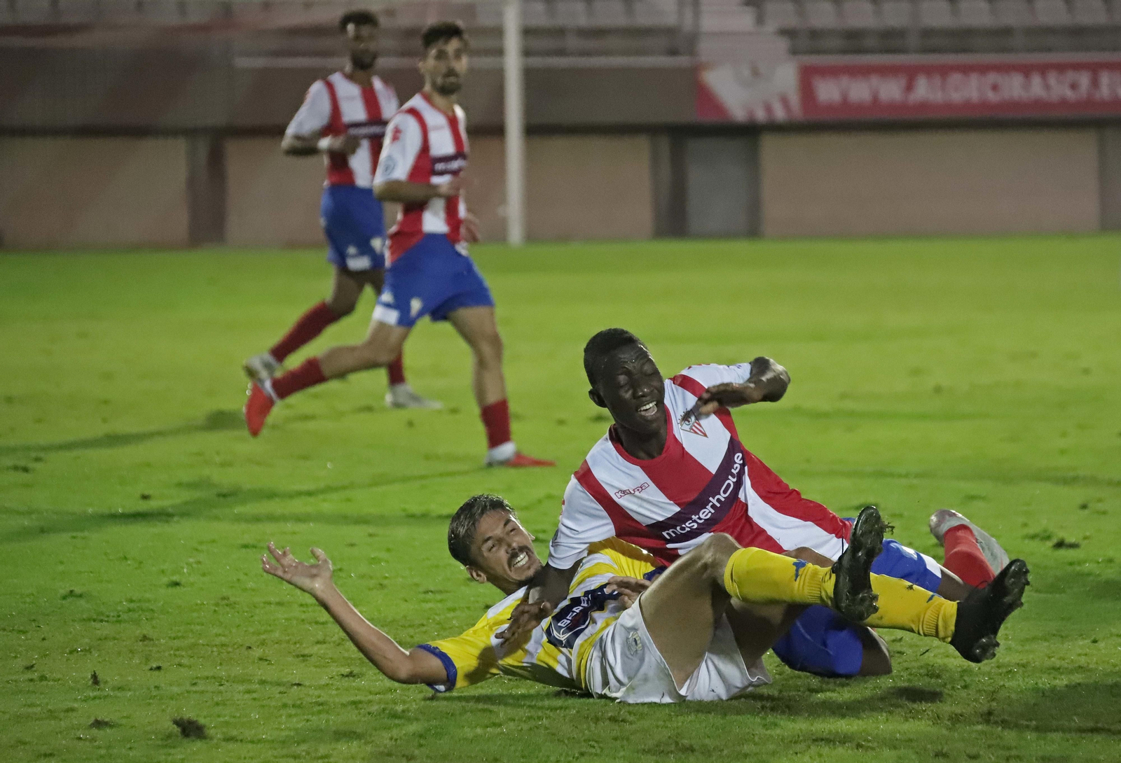 El delantero algecirista Moha pelea el balón con un jugador del Coria.