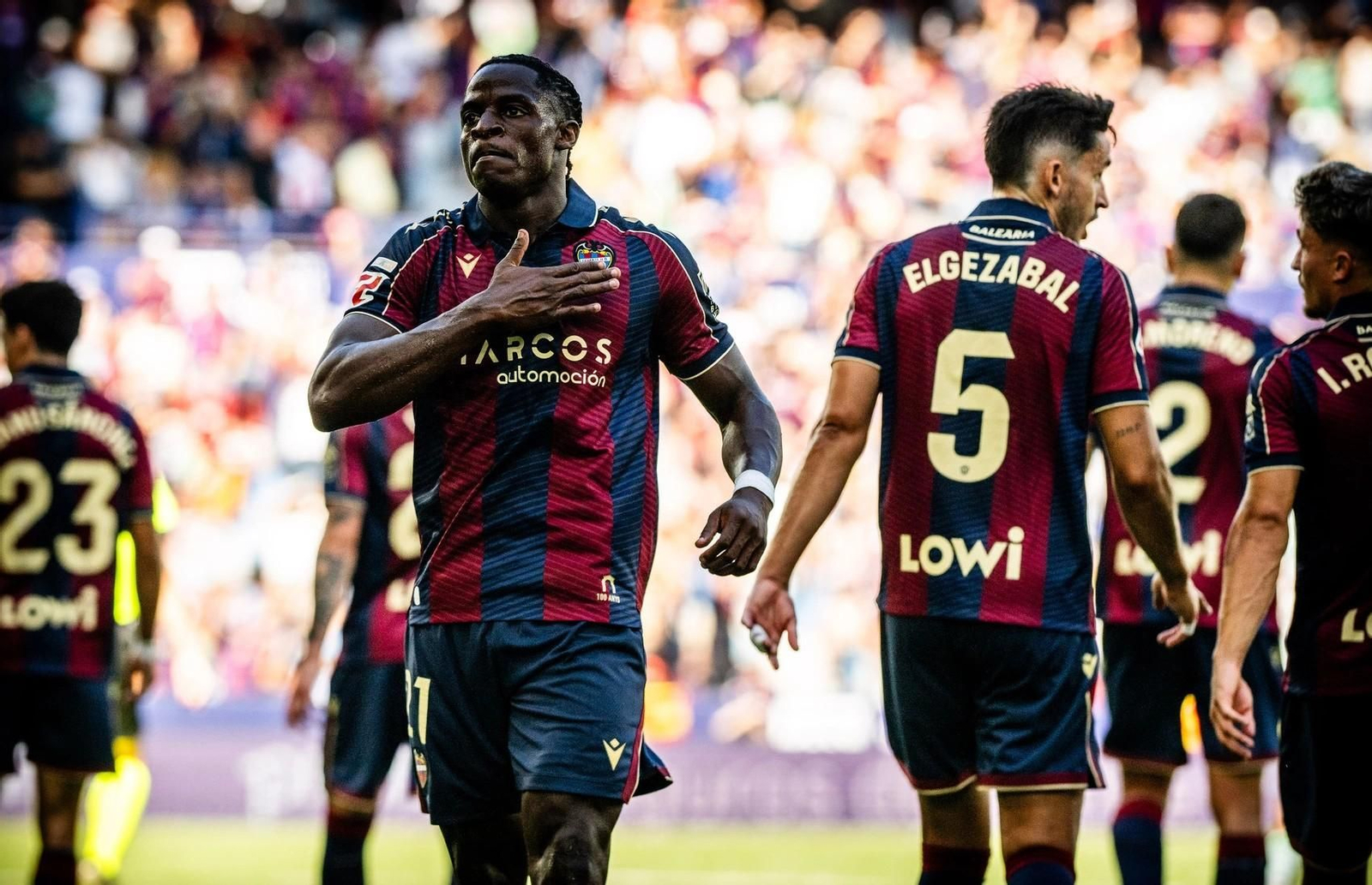 Etta Eyong celebra un gol con el Levante.