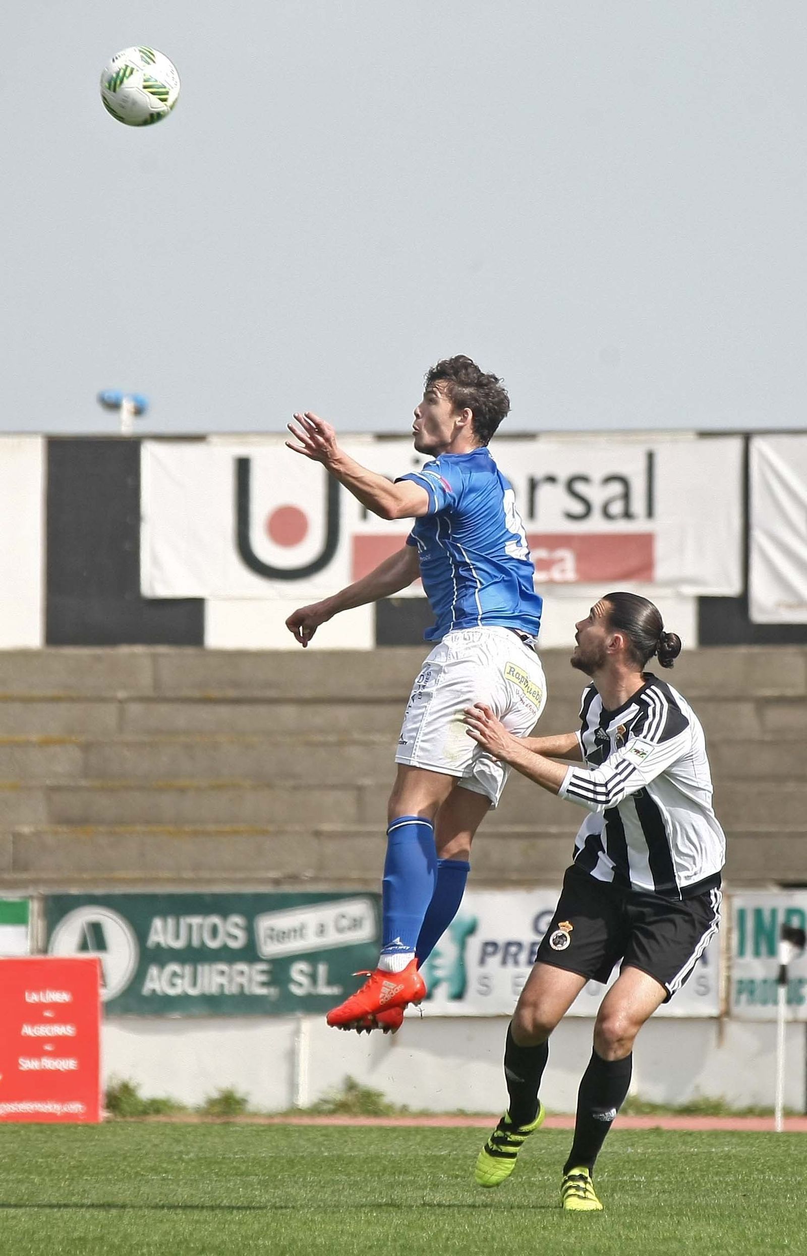 Chus Hevia se eleva ante Mario Gómez en el último Balona-Linares, en el Municipal.