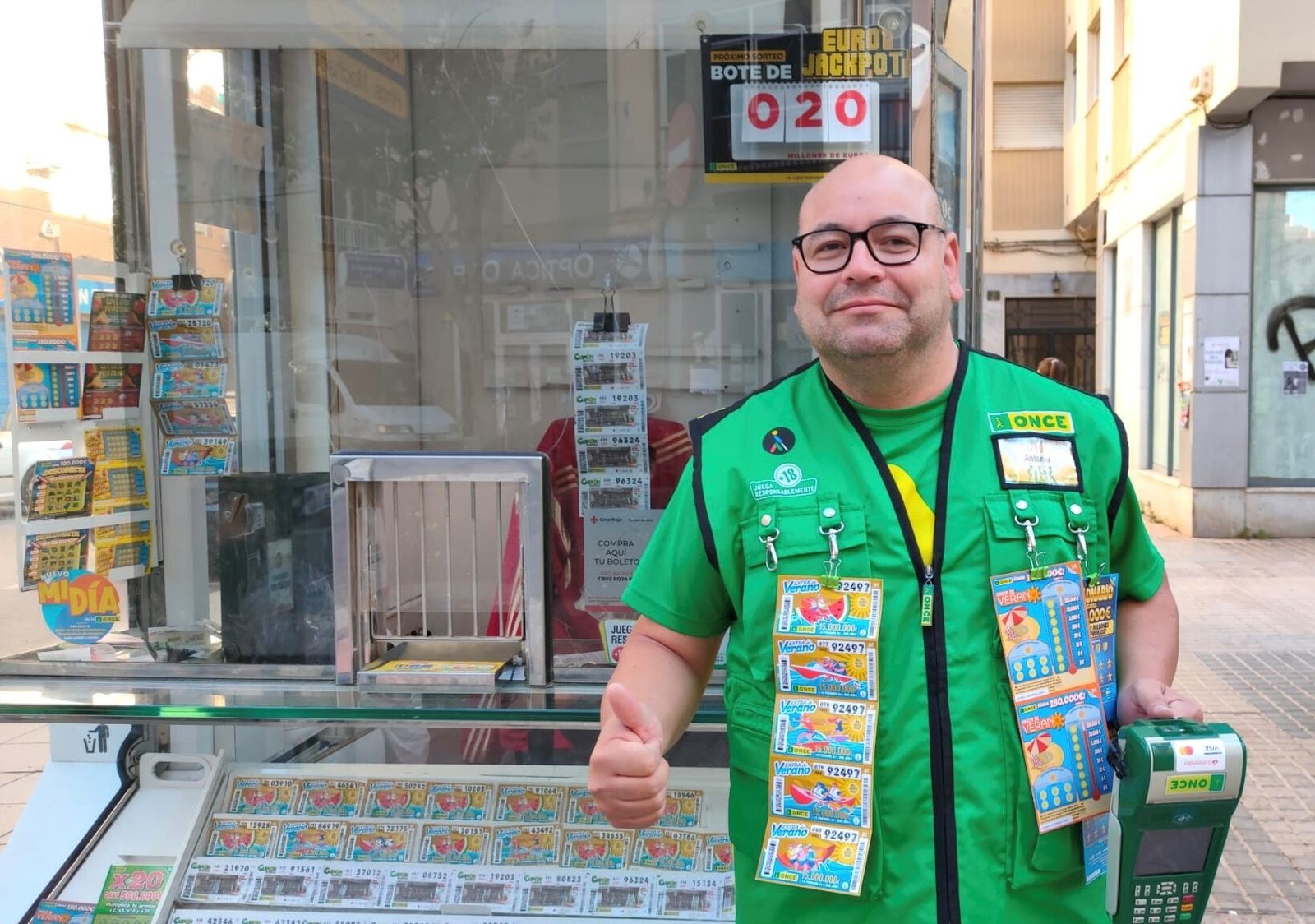 Antonio Manuel Martínez, vendedor que ha otorgado el premio.