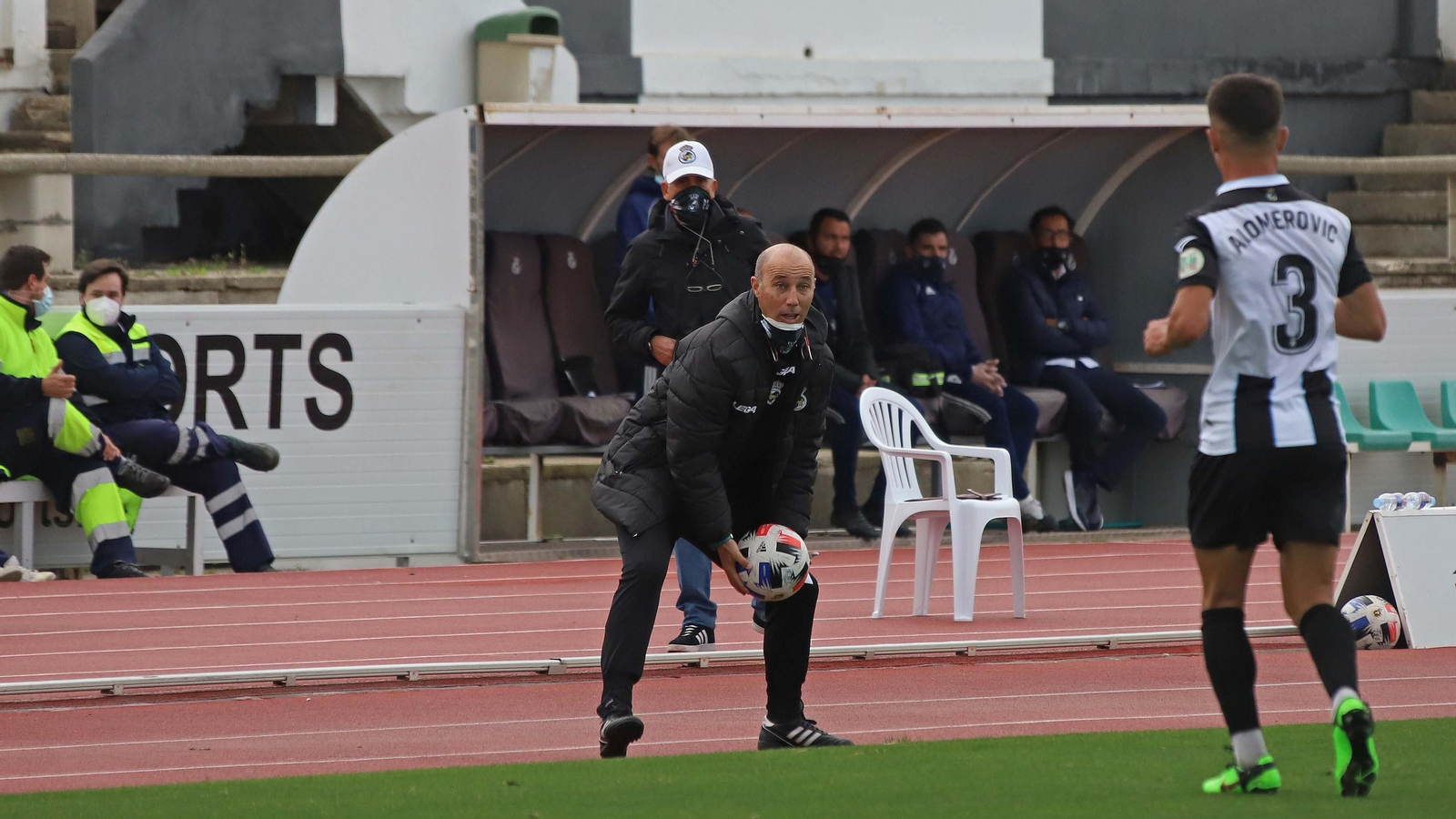 Antonio Calderón se dispone a entregar el balón a Din Alomerovic, este miércoles