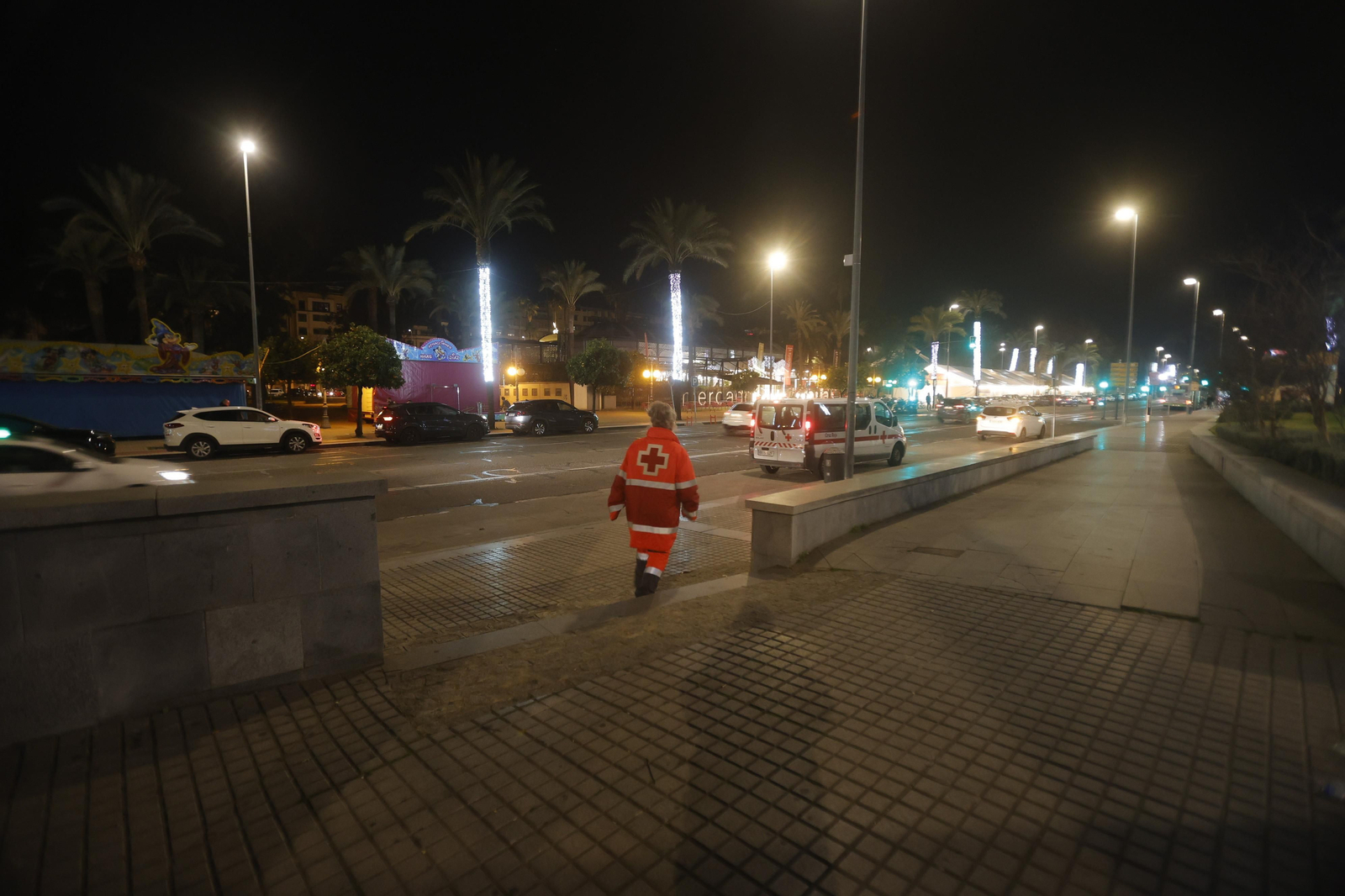 Una noche con el servicio de atención a personas sin hogar de Cruz Roja Córdoba, en imágenes