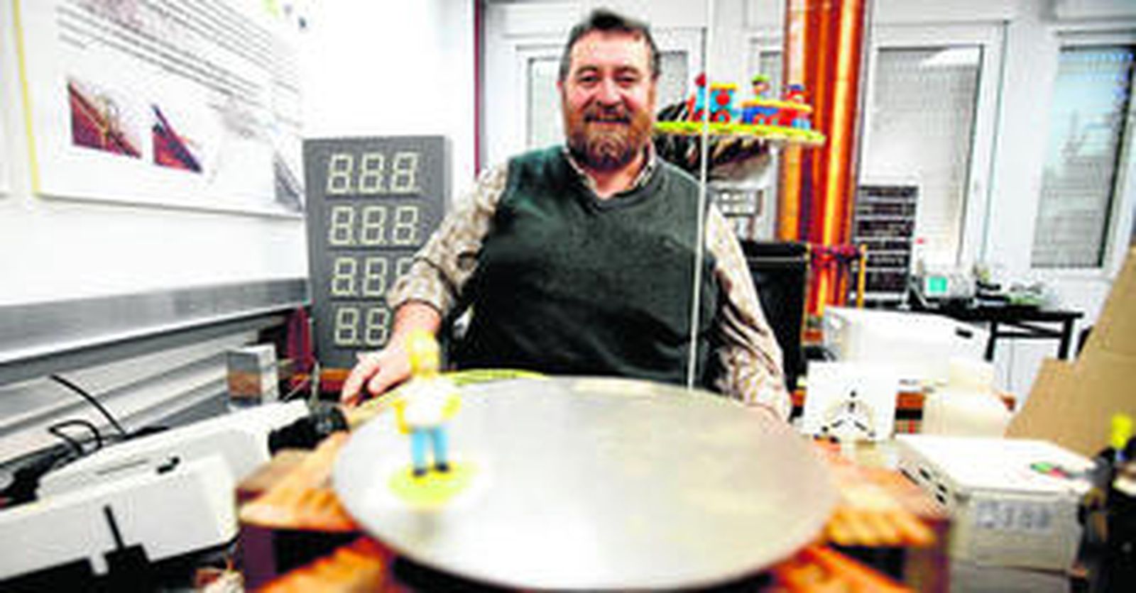 En el laboratorio del profesor Miguel Ángel Cabrerizo cada juguete aparentemente inoperante cobra vida e importancia para la física.