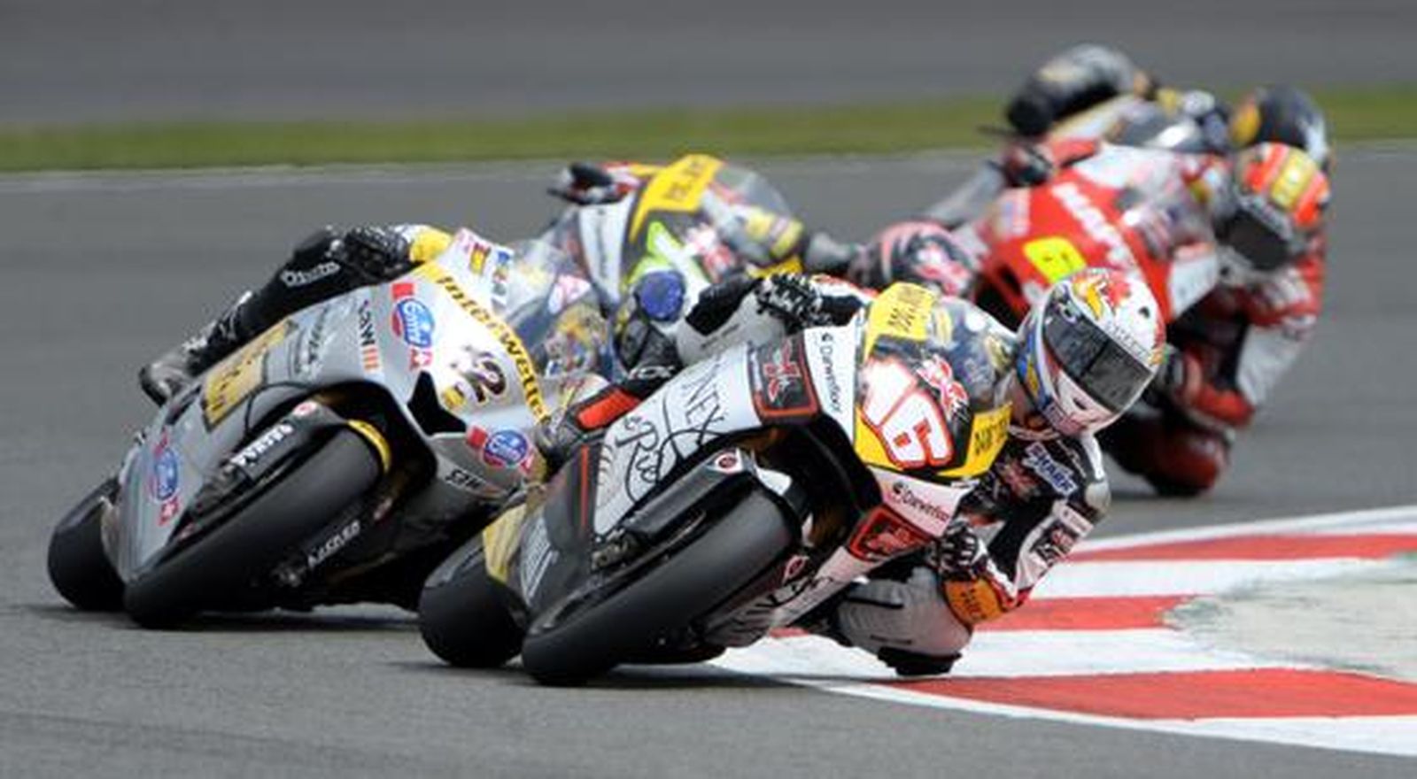 Cluzel encabezando la carrera de Moto2.

Foto: EFE/ AFP/ Reuters